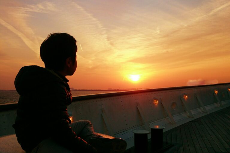 夕陽と少年　船上より