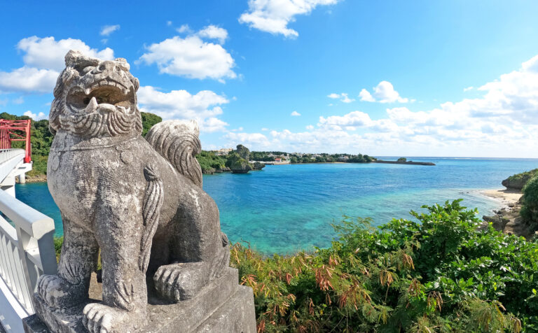 沖縄 海とシーサー 青空
